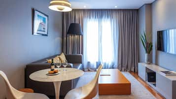 Suite superior, cocina básica | 1 dormitorio, ropa de cama hipoalergénica, minibar y caja fuerte
