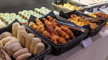 Tägliches kontinentales Frühstück (15 EUR pro Person)