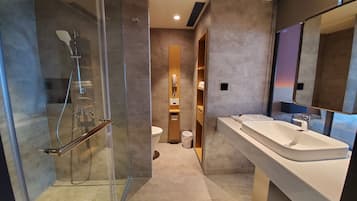 Deluxe Double Room | Bathroom | Hair dryer, bidet, towels
