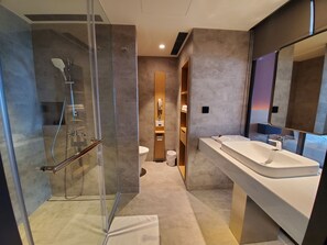 Deluxe tweepersoonskamer | Badkamer | Een haardroger, een bidet, handdoeken