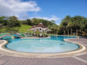 Piscina interna, espreguiçadeiras