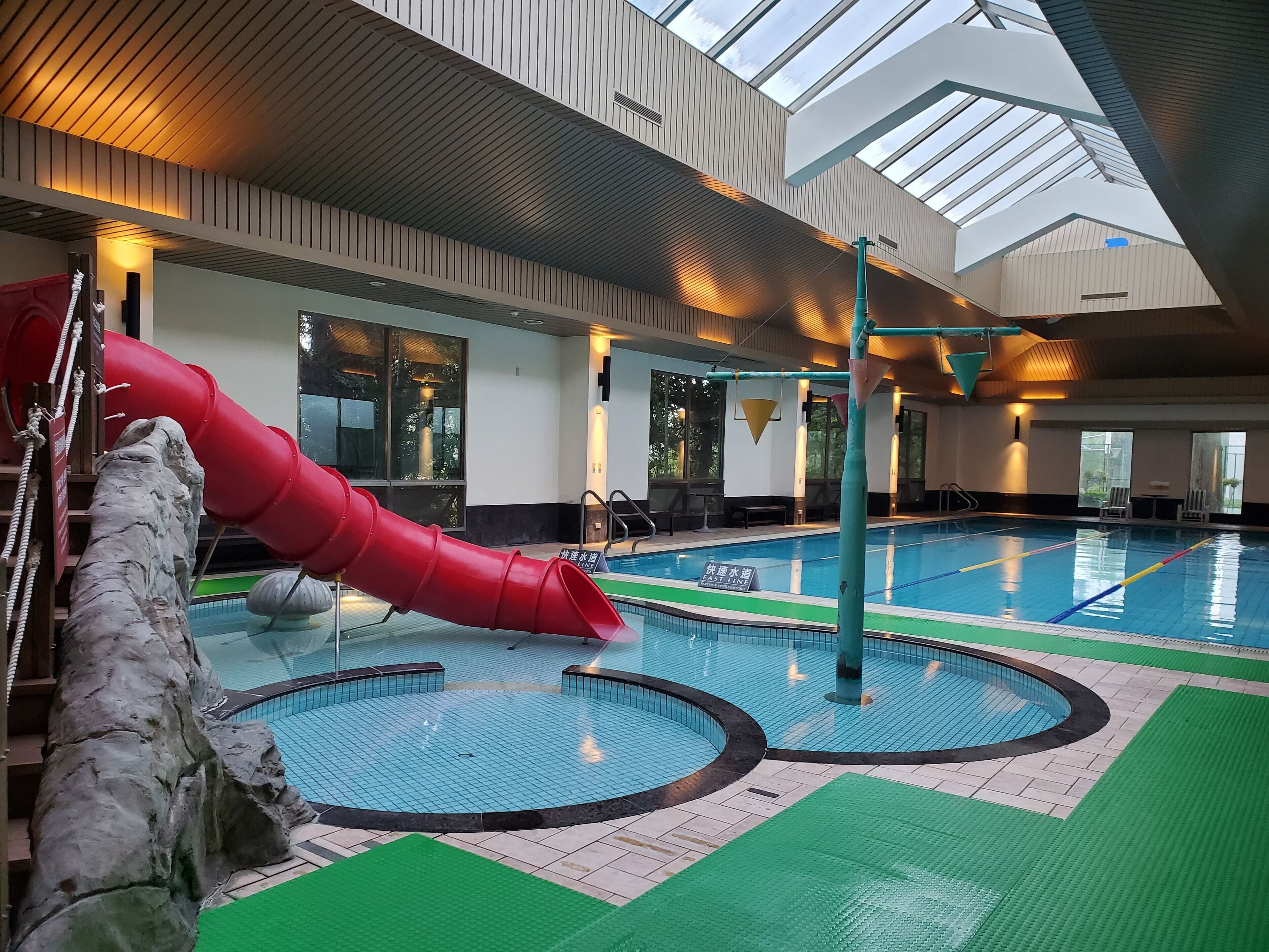 室內游泳池，提供日光浴躺椅