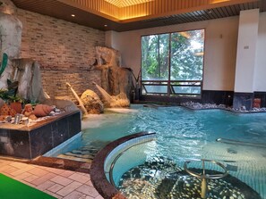 Indoor pool, pool loungers - Parkview Hotel Hualien (Hualien City)