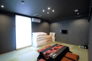 Habitación familiar, baño privado (Japanese Style) | Cortinas blackout y wifi gratis 