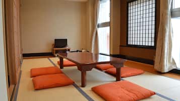 Habitación tradicional, baño compartido | Cortinas blackout y wifi gratis