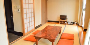 Habitación tradicional, baño compartido | Cortinas blackout y wifi gratis 