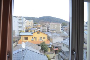 Zona residencial con varios edificios, incluyendo una casa amarilla con antena parabólica.