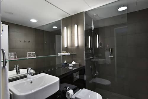 Amenidades de baño gratuitas, secadora de cabello, toallas