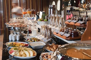 Buffet - Adina Apartment Hotel Berlin Hackescher Markt (Berlin)