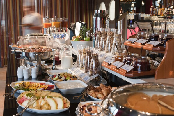 Buffet - Adina Apartment Hotel Berlin Hackescher Markt (Berlin)