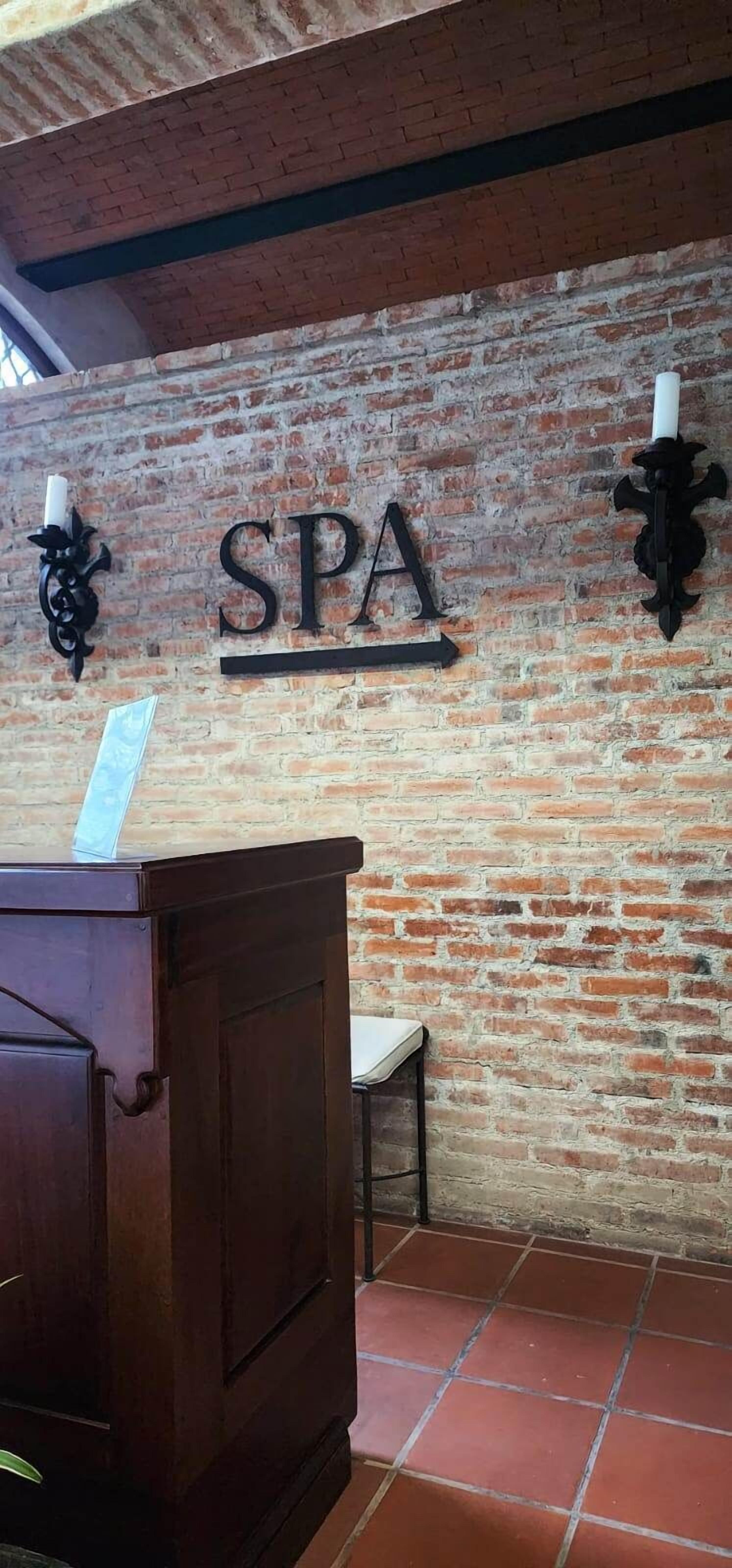 sauna, hot tub, steam room, aromatherapy, hot stone massages
