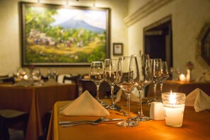 Melayani sarapan, makan siang, dan makan malam