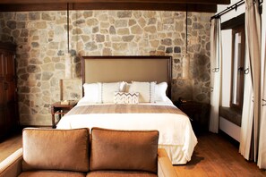 Master Suite | Ropa de cama de alta calidad, edredones de plumas, caja fuerte