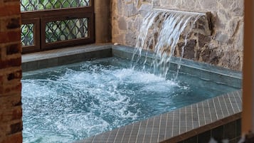 Badstue, boblebad, dampbad, aromaterapi og massasje med varme steiner