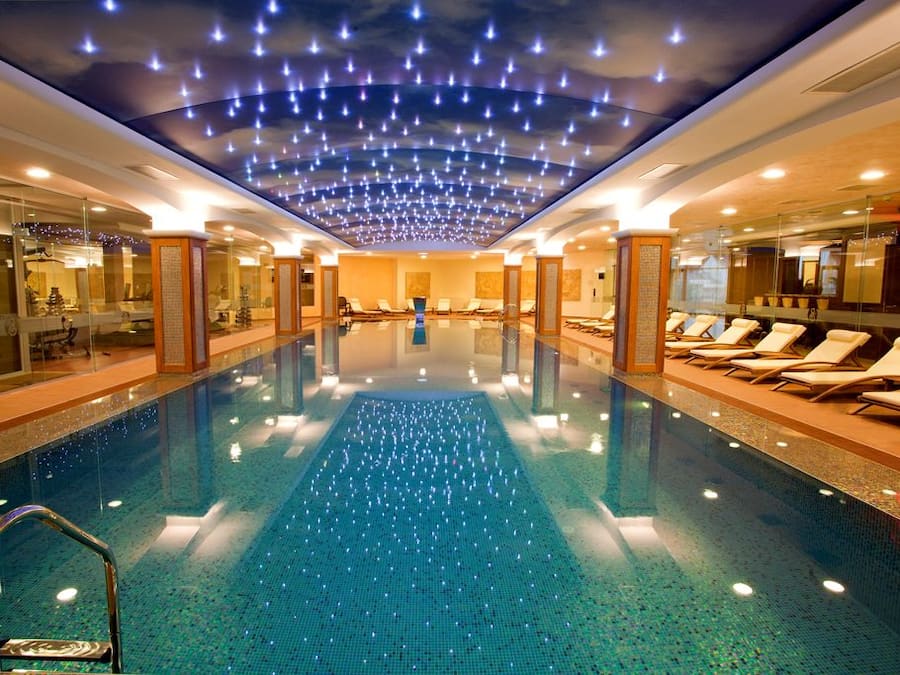 Una piscina cubierta