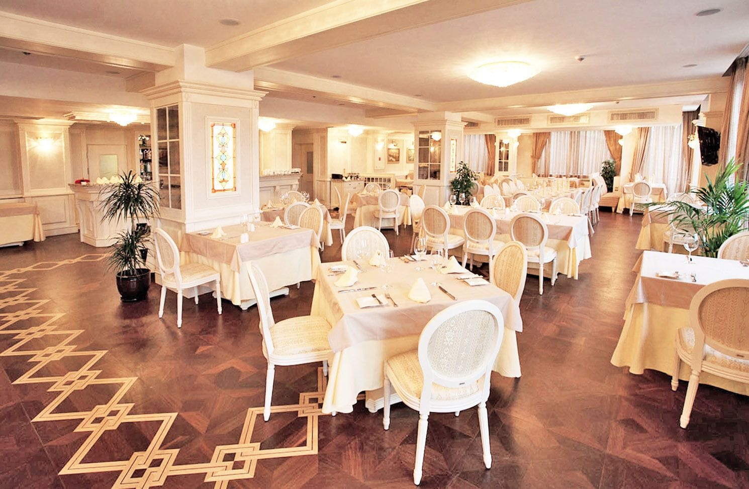 تقديم الإفطار والغداء والعشاء