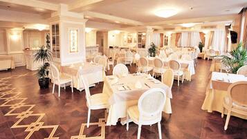 Breakfast, lunch and dinner served