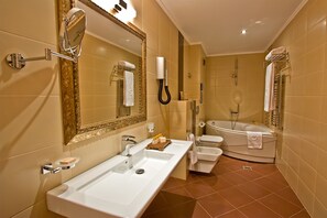 Kombinasi shower/bathtub dan perlengkapan mandi gratis