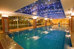 Una piscina cubierta
