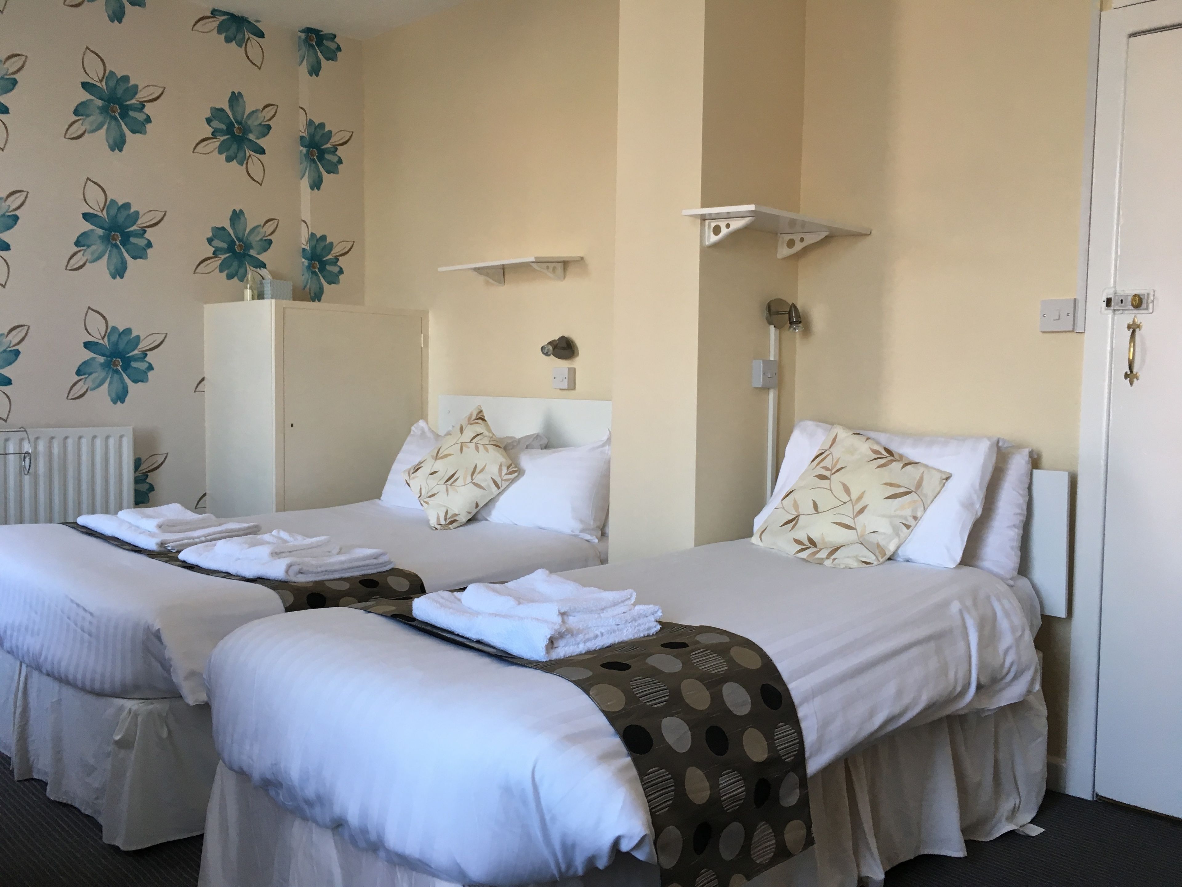 ملاءات للفراش لا تسبب الحساسية ومكواة/لوح كي وملاءات أسرّة