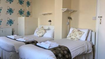 Habitación familiar, baño en la habitación (1 child) | Ropa de cama hipoalergénica y tabla de planchar con plancha