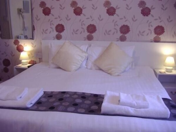 Double Room, Ensuite | Hypo-allergenic bedding, iron/ironing board, bed sheets