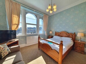 ห้องดีลักซ์ดับเบิล | เครื่องนอนระดับพรีเมียม, เตียงเมมโมรีโฟม, ตกแต่งพิเศษโดยเฉพาะ, โต๊ะทำงาน