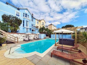 Piscina all'aperto, ombrelloni da piscina, lettini