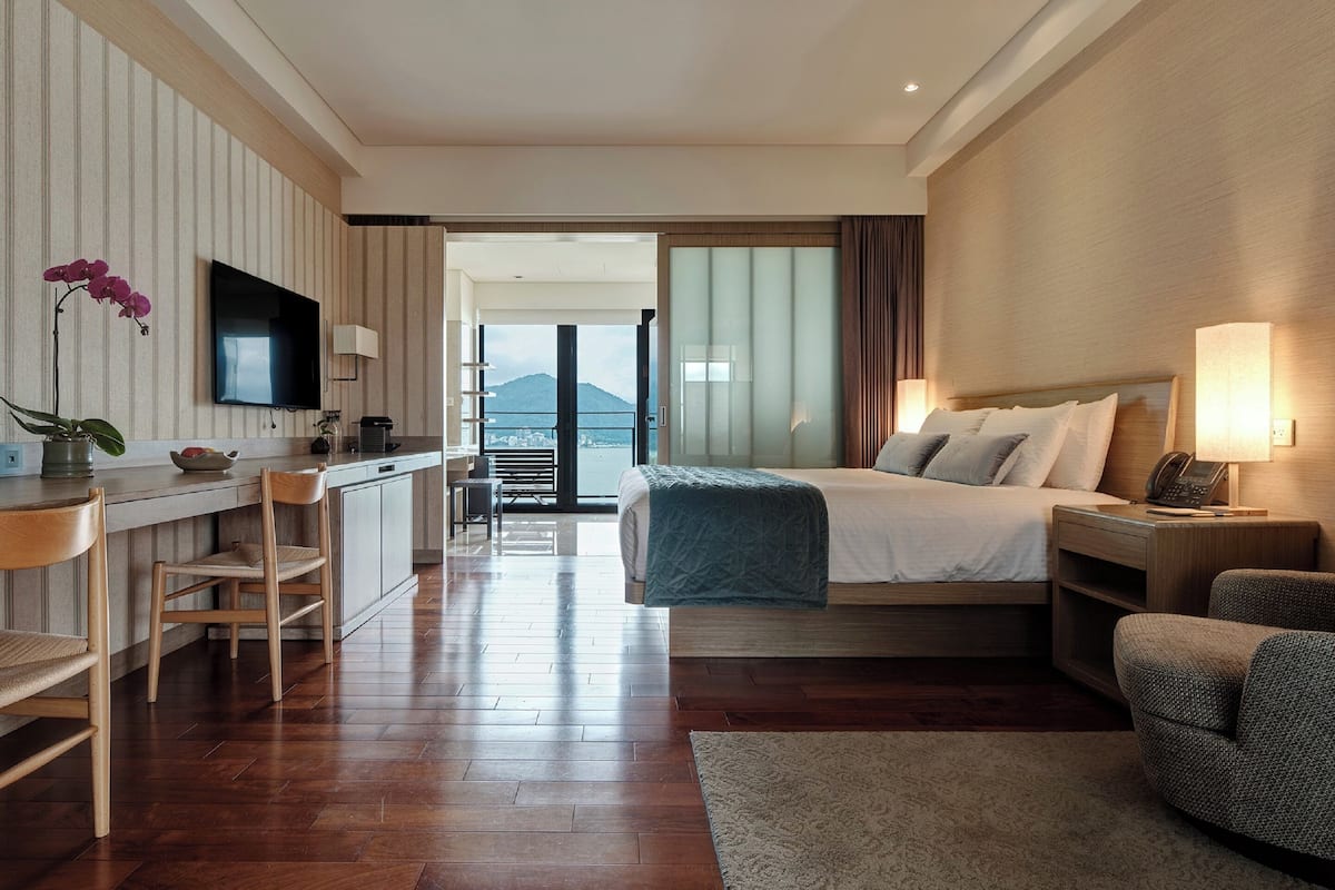 Chambre « Premier », 1 trÚs grand lit, vue lac | Literie de qualité supérieure, couette en duvet d'oie, surmatelas