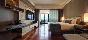 Premier King Mountain View | Premium bedding, down comforters, pillowtop beds, free minibar