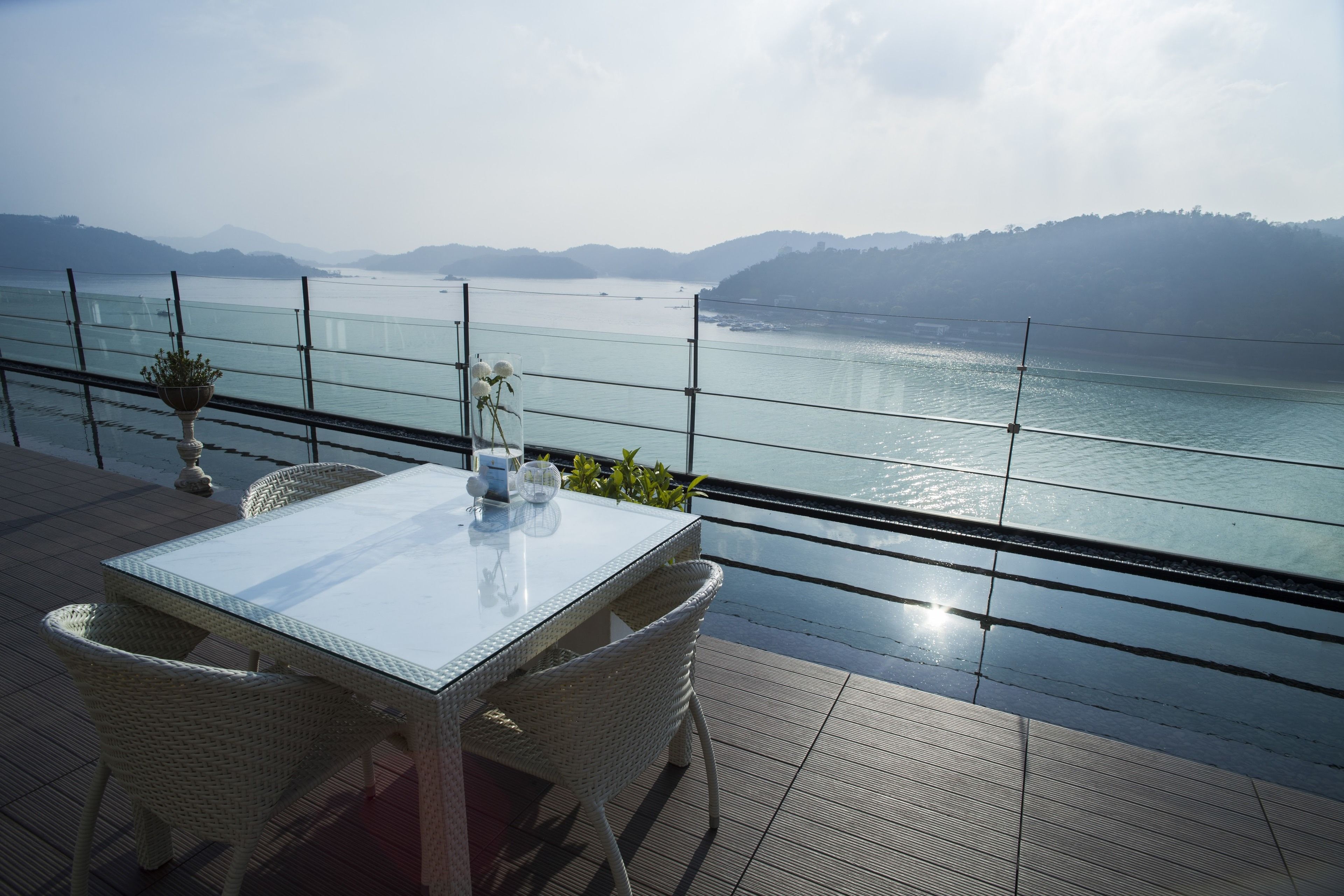 6 restaurants, breakfast, lunch, dinner served; international cuisine