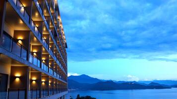 Fachada de la propiedad por la tarde o noche