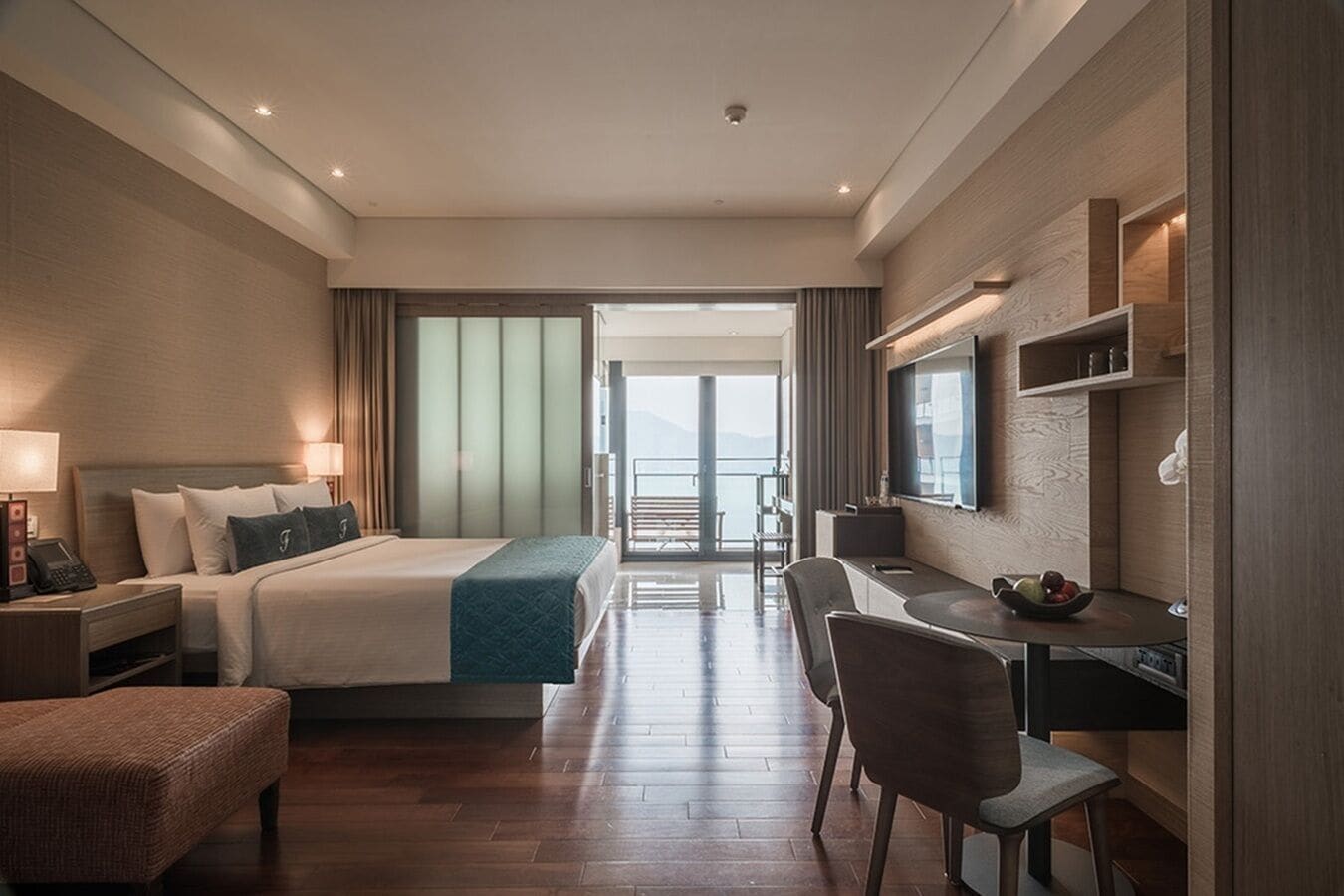 Premier-rum - 1 kingsize-säng - sjöutsikt | Sängtillbehör av högsta kvalitet, duntäcken och bäddmadrasser