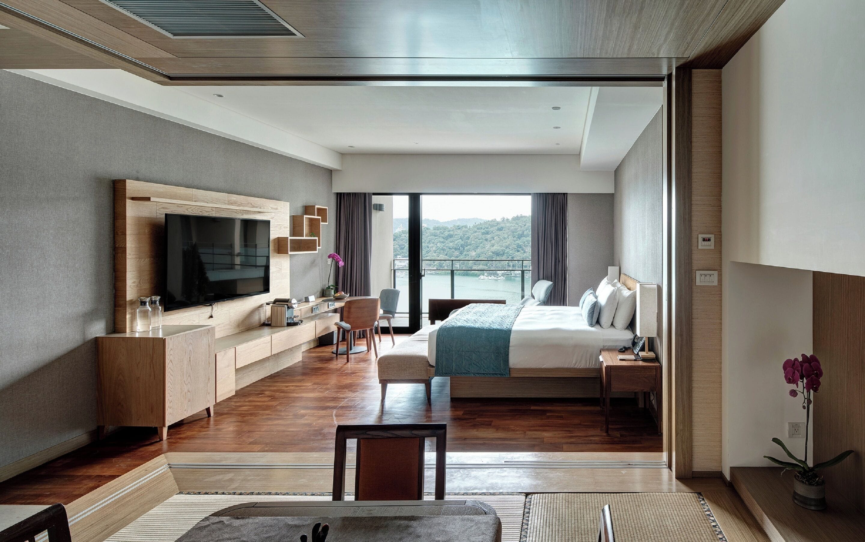 ロイヤル スイート レイクビュー | 高級寝具、羽毛の掛け布団、ピロートップベッド、ミニバー (無料)