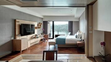 ロイヤル スイート レイクビュー | 高級寝具、羽毛の掛け布団、ピロートップベッド、ミニバー (無料)