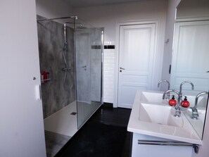 Suite Supérieure, salle de bains privée | Salle de bain