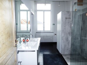 Superior Suite, Private Bathroom | Bathroom | Hair dryer, towels - Lady Jane Bed & Breakfast (Bruges)
