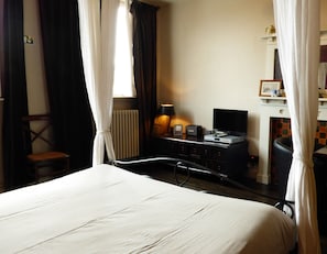 Standard Double Room, Shared Bathroom | Hypo-allergenic bedding, Select Comfort beds, minibar