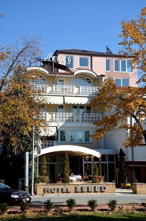 A hotel with a two-story structure, a covered entrance, and a sign reading 'HOTEL LEBED'. - Lebed (Ohrid)