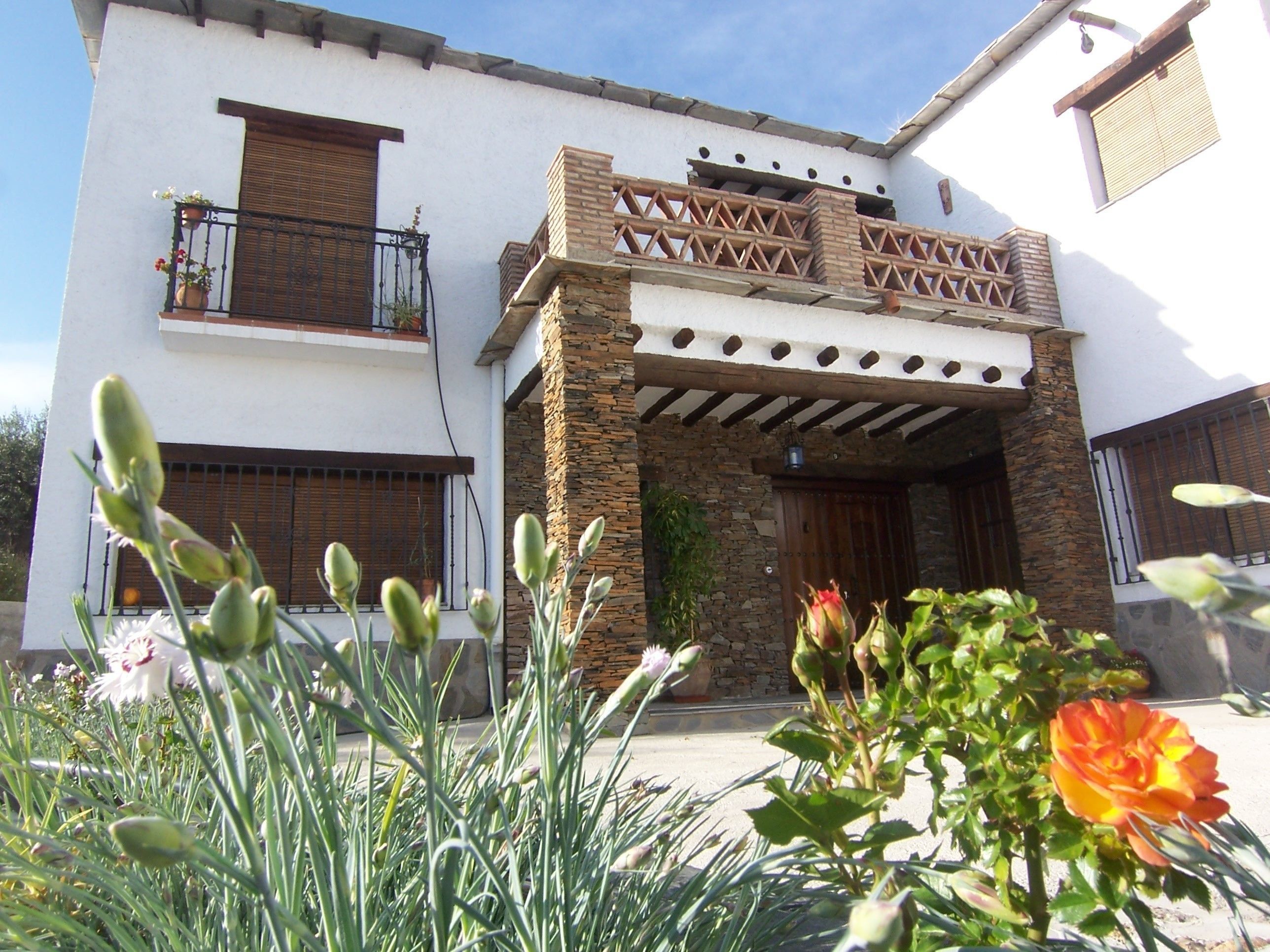 Deluxe House, 4 Bedrooms (8 adults, 6 single beds and 1 double)