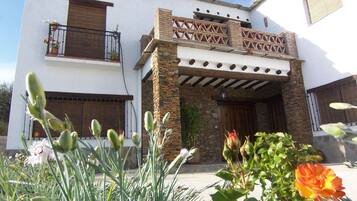 Deluxe House, 4 Bedrooms (8 adults, 6 single beds and 1 double)