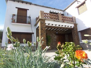 Deluxe House, 4 Bedrooms (8 adults, 6 single beds and 1 double)