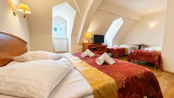 Desk, soundproofing, free WiFi, bed sheets