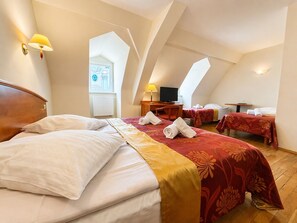 Habitació triple prèmium | Escriptori, habitacions insonoritzades, wifi gratuïta i roba de llit 