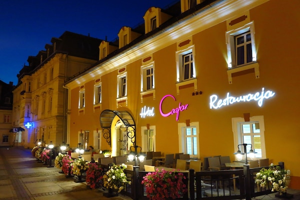 Vista frontal de la propiedad por la tarde o noche