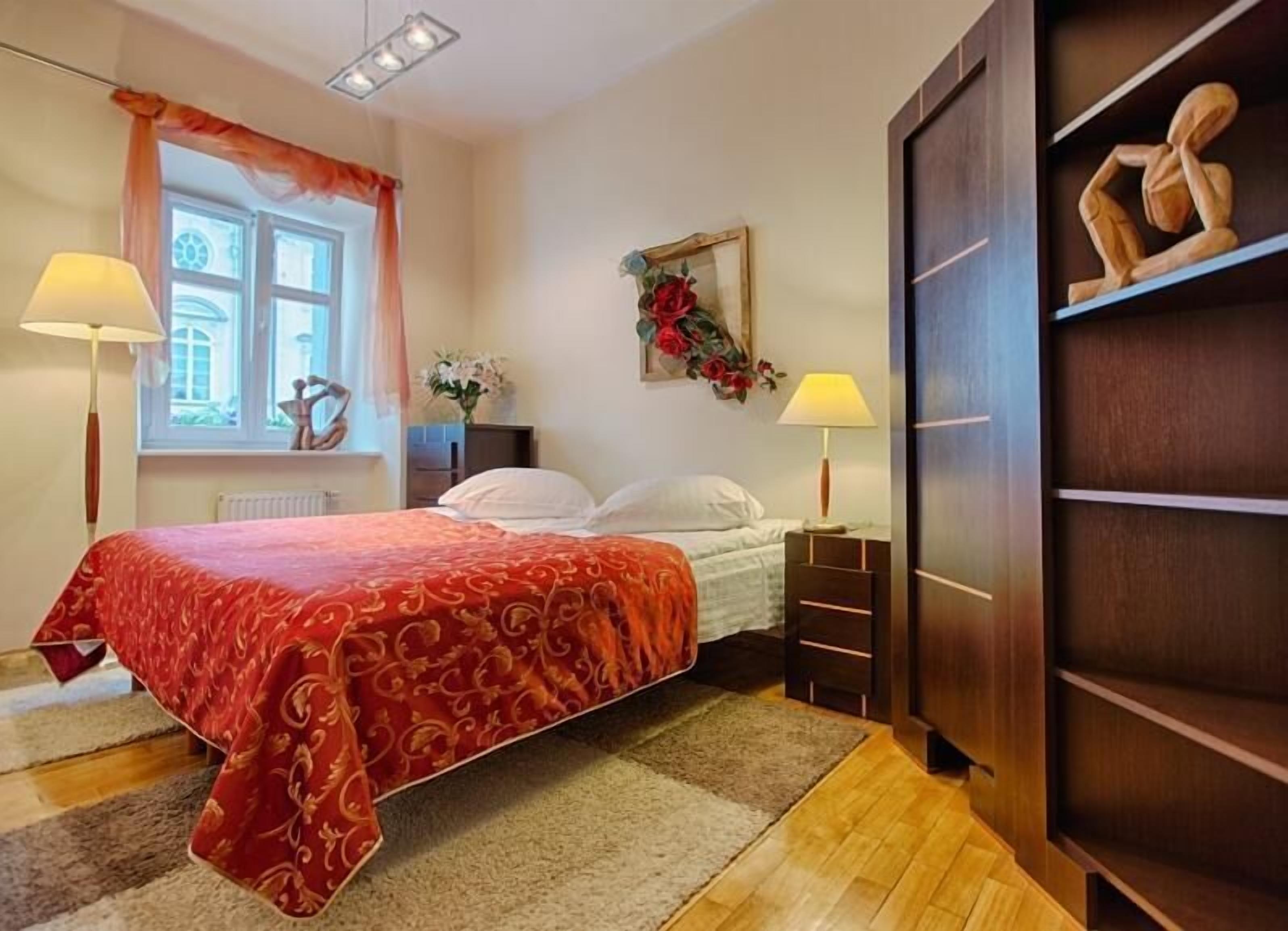 1 bedroom, desk, soundproofing, free wifi