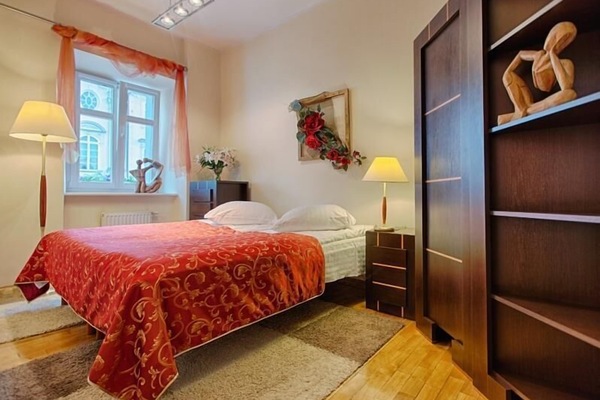 Skrivebord, lydisolert, wi-fi (inkludert) og sengetøy