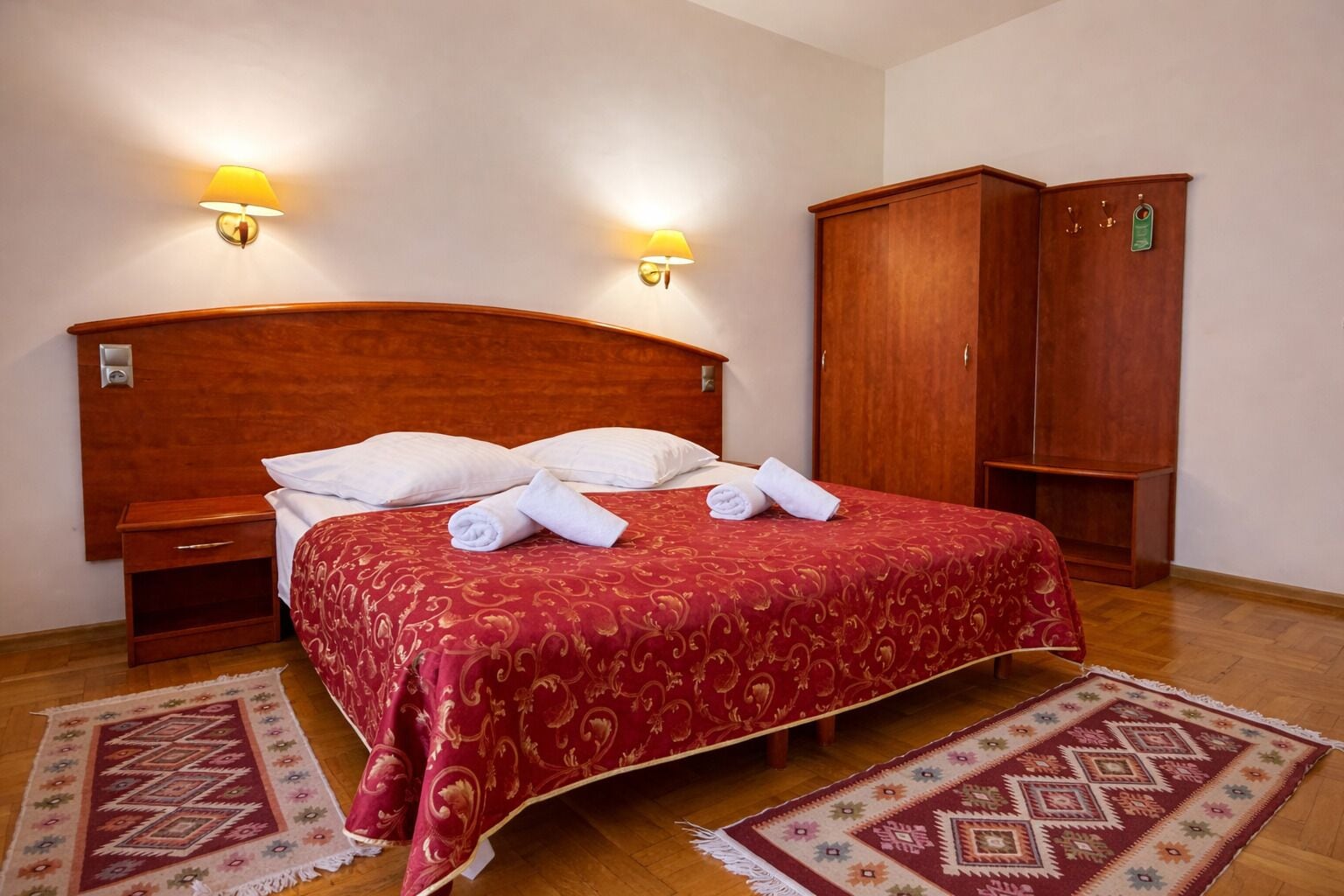 Desk, soundproofing, free WiFi, bed sheets