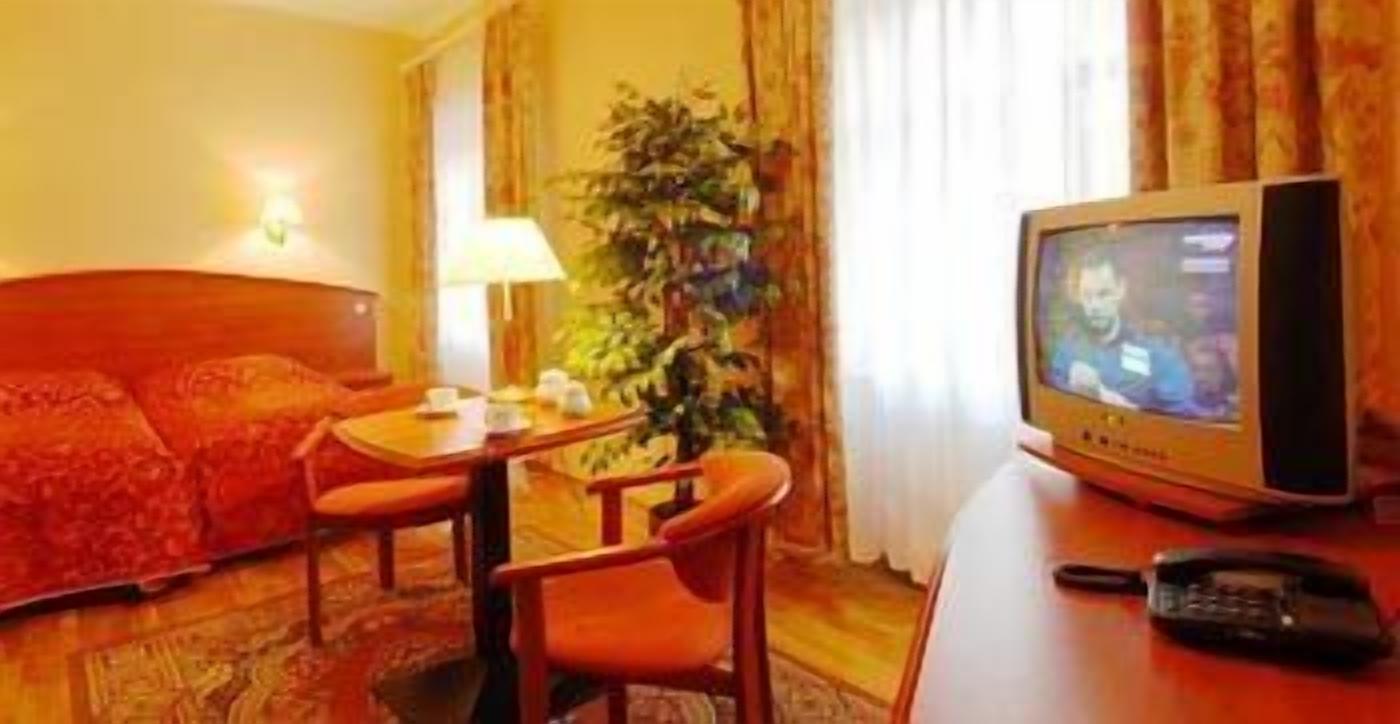 1 bedroom, desk, soundproofing, free wifi