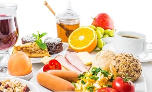 Een ontbijtbuffet met diverse gerechten en drankjes.